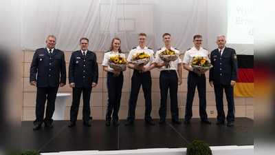 Bild mit den Seminarbesten v. l. n. r.: EPHK Assenbrunner, LPD Lachner, Franziska Hilscher, Fabian Miesbach, Christoph Rothmeier, Dominik Lotz und LPD Zeiler. (Foto: VI. Bereitschaftspolizeiabteilung Dachau)
