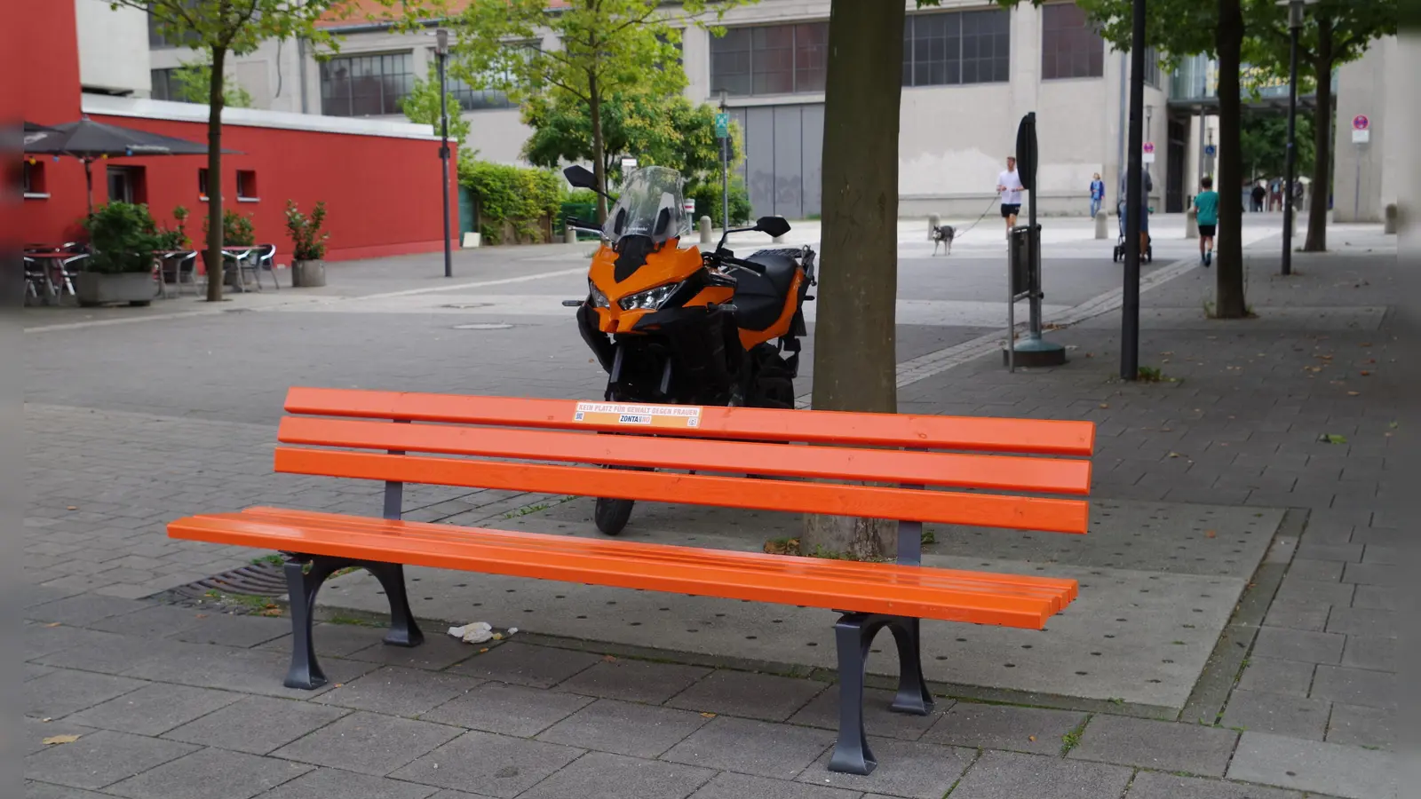 Am Franziska-Bilek-Weg steht die „Orange Bank“ als Zeichen gegen Gewalt an Frauen. (Foto: Beatrix Köber)