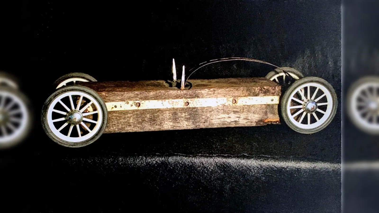 Peter Enderleins neueste Werke drehen sich rund um das Thema Schäsn – bayerisch für ein altes, heruntergekommenes Auto. (Foto: Peter Enderlein)