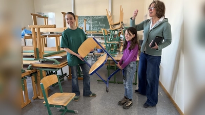 Schulleiterin Maria Streifinger ( hier mit zwei Schülerinnen) leitet den Verkauf von Bänken und Stühlen im Weßlinger Schulhaus.  (Foto: pst)