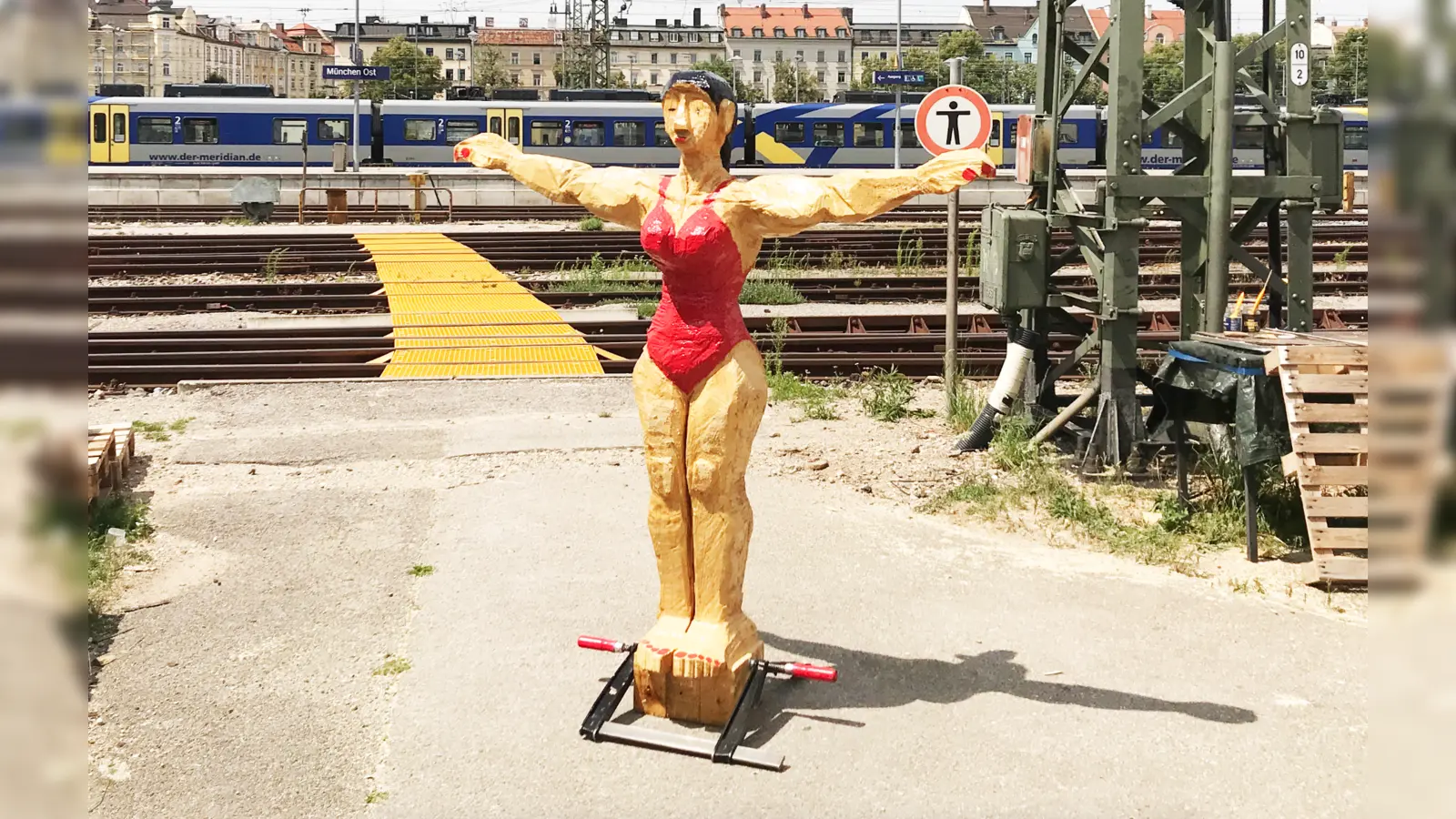 Die hölzerne Turmspringerin blickt inzwischen von einem Hausdach direkt auf den Ostbahnhof. Ihr Schöpfer Jörg Herz möchte die Passanten zum Lächeln bringen. (Foto: privat)