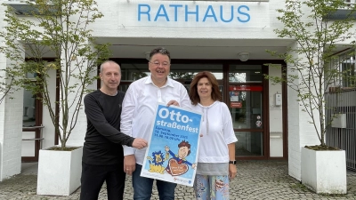 Drei für das Straßenfest: (v.l.) Thomas Nieder, Bürgermeister Thomas Loderer und TSV-Vorsitzende Susanne Süß. (Foto: hw)