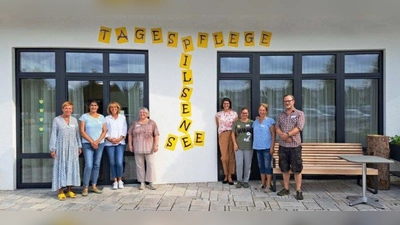Das Team der Tagespflege von links nach rechts: Susanne Ruth, Gina Waldmann, Alexandra Reindl, Marita Brendle, Regina Ehrhard-Maier, Christiana Rapp, Teuta Maloku und Sven Binner. (Foto: Seniorenquartier Pilsensee)