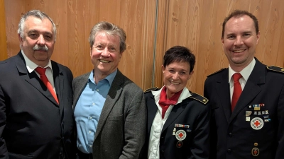 Die wiedergewählte BRK-Kreisbereitschaftsleitung (v.l.): Michael Limbrunner, Dr. Wilhelm Fischer, Renate Schweiger und Thomas Bieringer. (Foto: BRK)