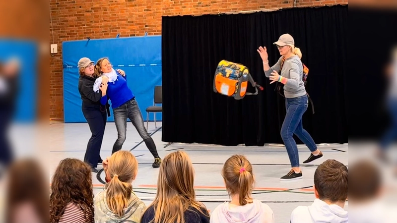 Beim interaktiven Mitmachtheater waren alle Schüler der Osel-Grundschule gefragt. (Foto: Nicole Hasenfuhs)
