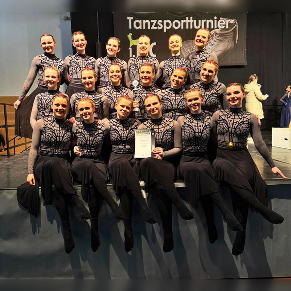 Die Schau-Solos der Jugendklasse und die Formationen der Hauptklasse des JTSC Karlsfelds gingen erfolgreich auf Punktejagd. (Foto: JTSC)