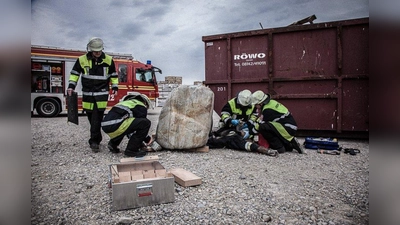 Die Feuerwehrleute üben den Ernstfall. Zum Glück liegt keine echte Person unter dem riesigen Stein. (Foto: FFLL)