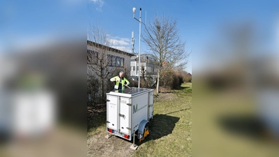 Premiere hat der Anhänger mit den Messinstrumenten zur Erfassung von Fluglärm in der Gemeinde Haimhausen im Landkreis Dachau, wo der Messcontainer im Einvernehmen mit der Gemeinde an einem geeigneten Standort aufgestellt wurde. (Foto: privat)