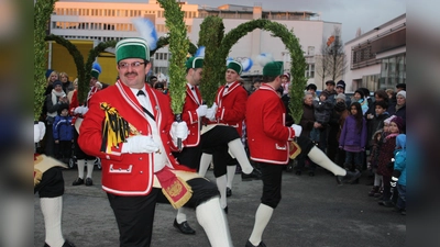 In den Jahren 1730, 1746 und 1749 fanden nachweislich feste Tänze statt. Seit 1760 wird der Schäfflertanz alle sieben Jahre aufgeführt.  (Archivbild: job)