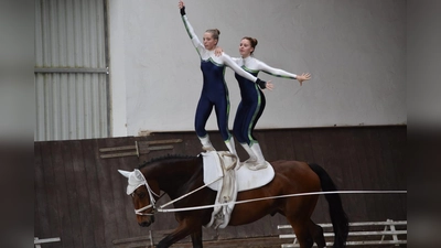 Voltigieren heißt sich auf seine menschlichen und tiereischen Partner verlassen zu können – Akrobatik auf dem galoppierenden Pferd, denn ohne Gleichgewicht geht nichts. (Foto: Verein)