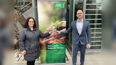 Andreas Reitenbach, Vertriebsteamleiter der AOK Starnberg, übergab der Starnbergerin einen Gutschein von Zweirad Stadler über 400 Euro. (Foto: AOK)