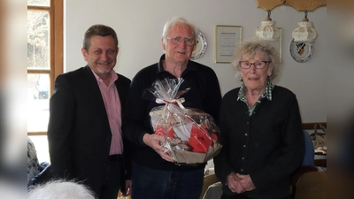 Grasbrunns Erster Bürgermeister Klaus Korneder (links) und das Ehepaar Schauerbeck. (Foto: privat)