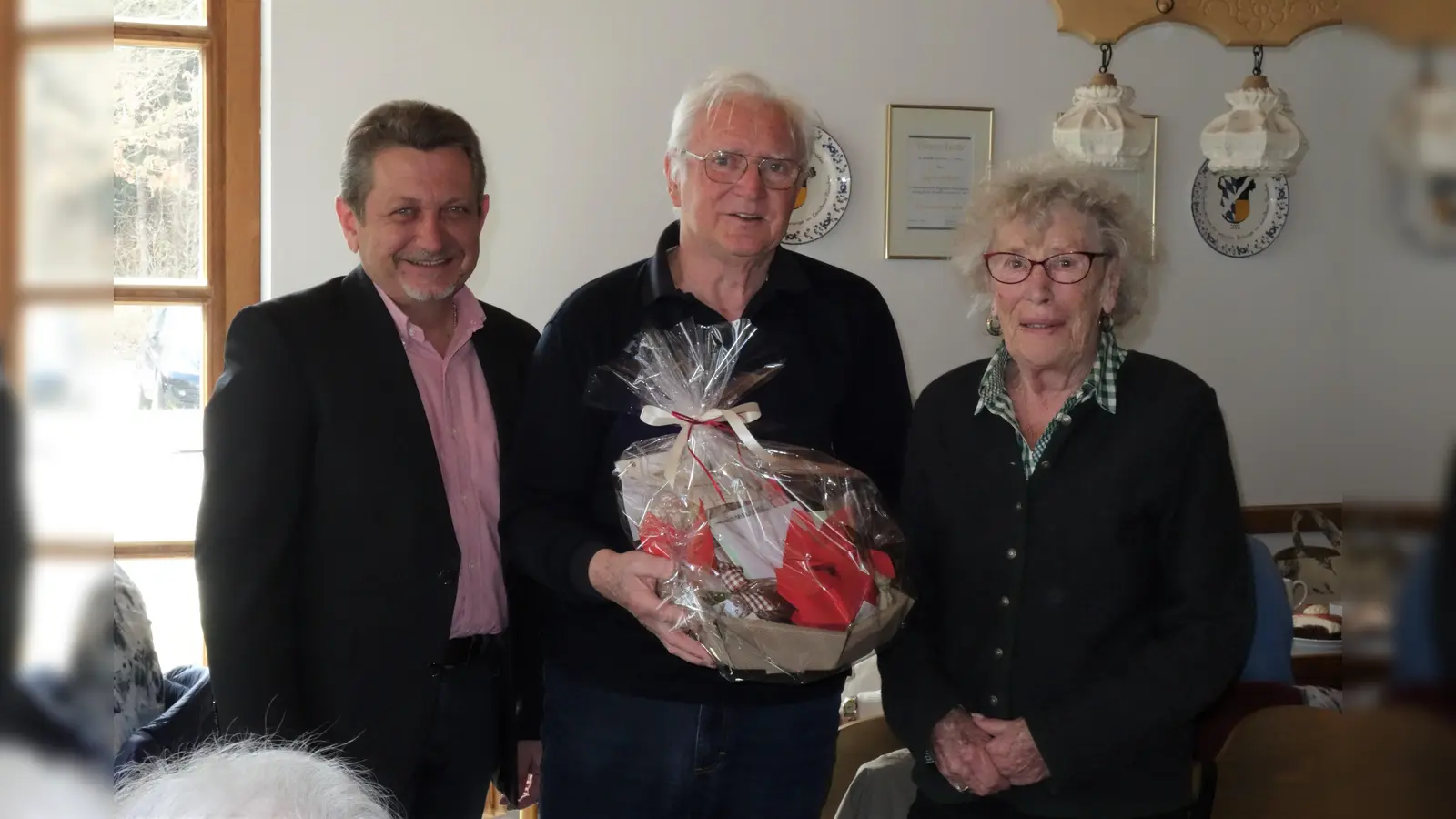 Grasbrunns Erster Bürgermeister Klaus Korneder (links) und das Ehepaar Schauerbeck. (Foto: privat)