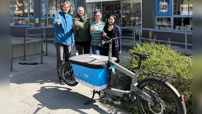 V.l.: Patrick Kleinknecht vom „Verein Freies Lastenradl”, die Initiatorin der Aktion, Marion Galler (ÖDP), und die Bibliotheksangestellte Gabriele Holocher mit Kollegin stellen das kostenlose Lastenrad „Theo” vor. (Foto: Marion Galler)