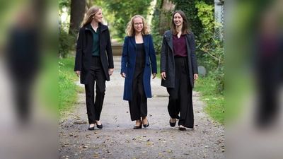 Drei Damen - eine Passion: Eva, Lisa und Sarah präsentieren ihr musikalisches Projekt. (Foto: Elisabeth Pfahler-Scharf)