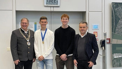 Bürgermeister Wolfgang Panzer (l.) und SpVgg Unterhaching Präsident Manfred Schwabl (r.) gratulierten dem Unterhachinger Robert Ramsak und dem Kirchheimer Konstantin Heide zu ihrem WM-Sieg bei der U17 WM.  (Foto: hw)