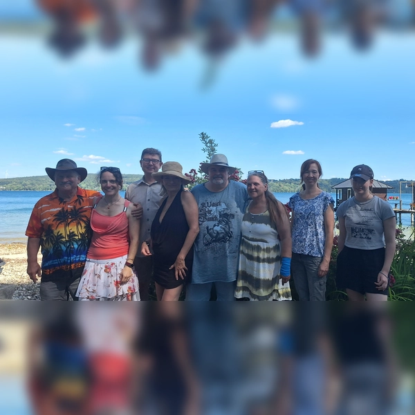 Sommerliche Schützenrunde am Starnberger See (von links): Ewald Gerl, Michaela Stumpenhausen, Rainer Freygang, Iris Hoheisel, Felix Rausch, Claudia Phillip, Nadja Schmid, Anna Schnitzler. (Foto: SG)