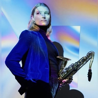 Emma Rawicz verbindet virtuoses Saxofonspiel mit starken, melodischen Kompositionen und einer klaren eigenen Handschrift. (Foto: Gregor Hohenberg)