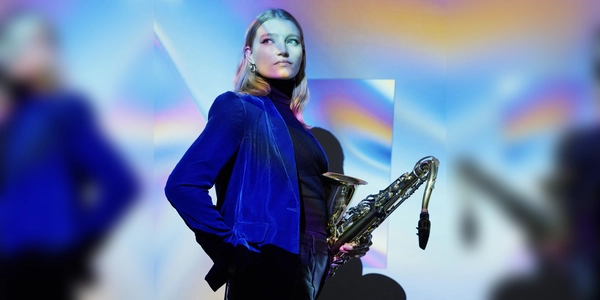 Emma Rawicz verbindet virtuoses Saxofonspiel mit starken, melodischen Kompositionen und einer klaren eigenen Handschrift. (Foto: Gregor Hohenberg)
