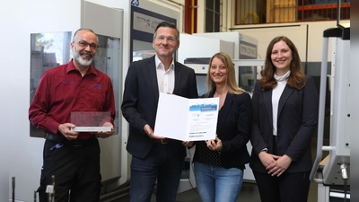 V. l. n. r.: Peter Frühschütz (Leiter HOERBIGER Ausbildungszentrum), Armin Mutzbauer (Direktor Mittelschule Peißenberg), Kerstin Giebel (Personalreferentin HOERBIGER) und Cornelia Gaide (Bildungsberaterin IHK-Geschäftsstelle Weilheim). (Foto: Weidel/HOERBIGER)