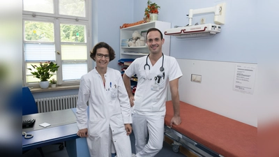 Ansprechpartner in der Jungensprechstunde der Kinderklinik München Schwabing: Oberärztin Dr. Katharina Warncke und Facharzt David Flores Rodriguez.  (Foto:  München Klinik)