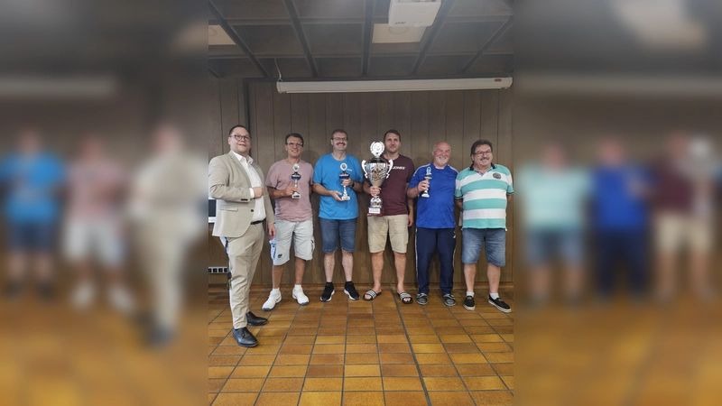 V. l.: Christian De Lapuente, Vorstand TSV Ingolstadt-Nord, Sorin Gavriloiu (Zweitbester), Erich Zimmermann (Turnierbester) Jürgen Zimmermann, Nürnberg, (mit Dracula-Pokal), Walter Frahler, Nürnberg, (Drittbester) und Herbert Kummer, Vorstand Kegeln, beim Pokal in Ingolstadt. (Foto: Verein)