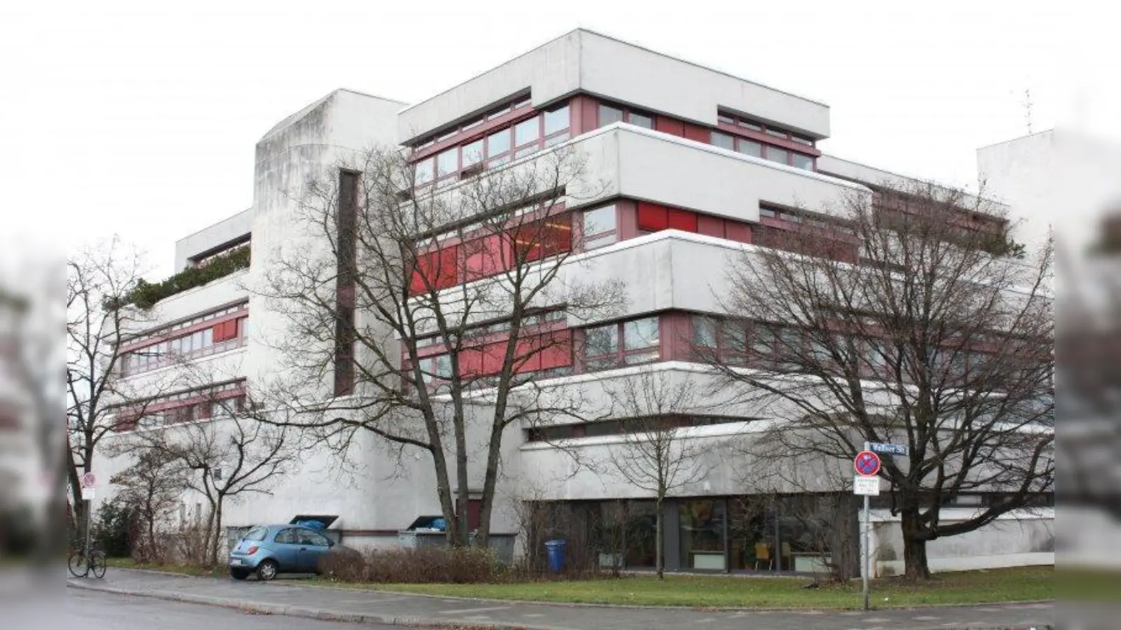 Der &amp;quot;Bunker&amp;quot; beherbergt eine Realschule und ein Gymnasium. (Foto: job)