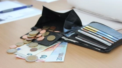Weil Pflege nicht selten ins Geld geht, sollte man den Pflegemittelzuschuss nicht verpassen.  (Foto: cr )