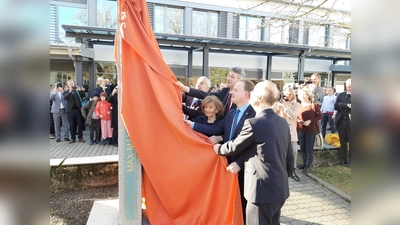 Ludwig Spaenle, Michael Piazolo, Charlotte Knobloch, Robert Niedergesäß und Paul Schötz (v. li.) bei der Enthüllung der Stele vor dem Gymnasium.  (Foto: Stefan Dohl)