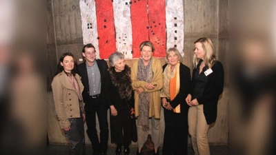 „Diese Ausstellung spricht Ältere wie Jüngere an“, freute sich Bettina Kurrle vom Kunstkreis Gräfelfing (links). Neben ihr stehen Thomas Kroiher, Lucie Plaschka, Christiane Leimklef, Gudrun von Rimscha und Katrin Fritsche (v.l.). (Foto: US)