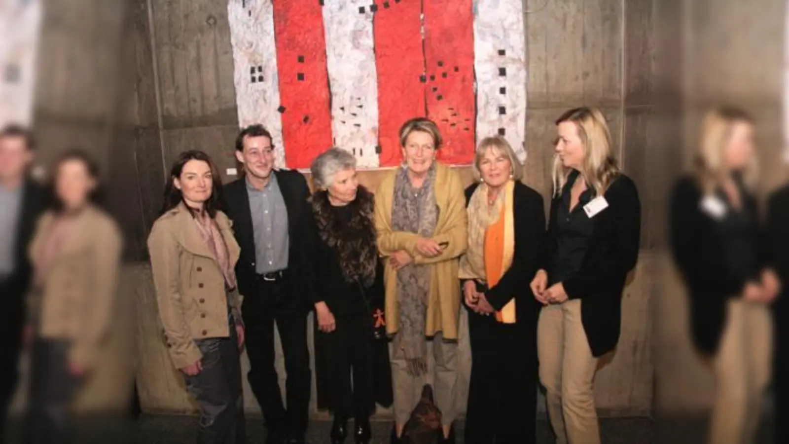 „Diese Ausstellung spricht Ältere wie Jüngere an“, freute sich Bettina Kurrle vom Kunstkreis Gräfelfing (links). Neben ihr stehen Thomas Kroiher, Lucie Plaschka, Christiane Leimklef, Gudrun von Rimscha und Katrin Fritsche (v.l.). (Foto: US)