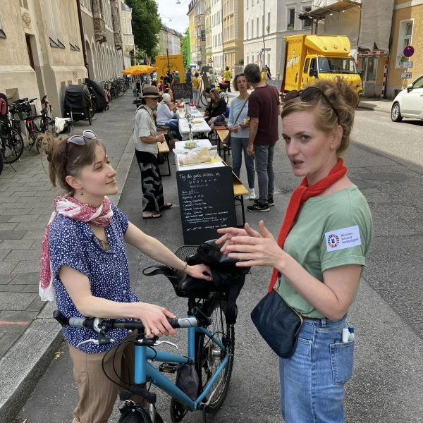 Beim Nachbarschaftsfest standen Austausch und Gemeinschaft im Vordergrund. Im Bild vorne: Christiane Weiss (r.) von der Münchner Initiative Nachhaltigkeit (MIN) im Gespräch mit einer Anwohnerin. (Foto: MIN)