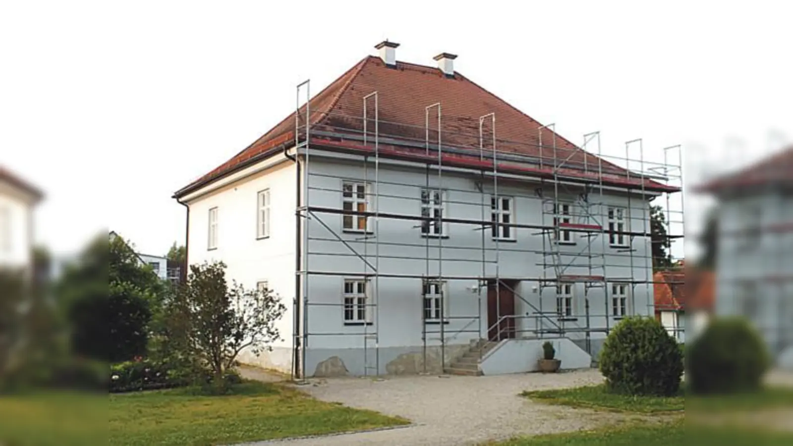 Der Pfarrhof in Langenpreising hat erst vor kurzem ein neues Dach bekommen. Doch das muss jetzt wieder komplett herunter. Grund: Die Dachziegel sind minderwertig.  (Foto: sy)