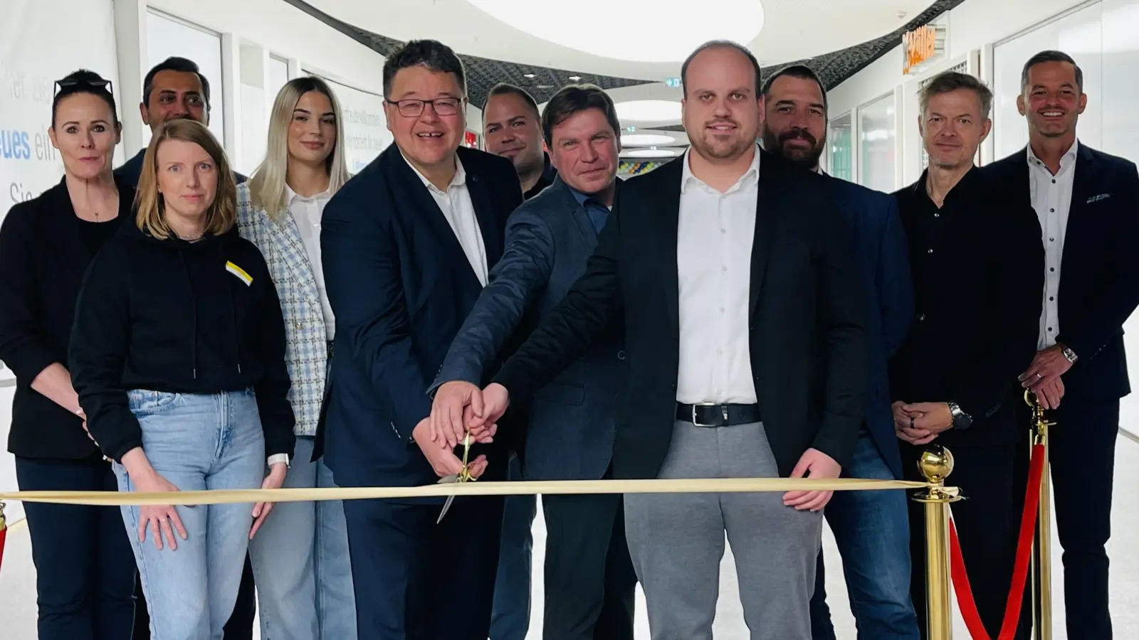 Bürgermeister Thomas Loderer und Centermanager Paul Kiermeier eröffneten gemeinsam mit den Mietpartnern des Isar Centers den zweiten Bauabschnitt. (Foto: hw)