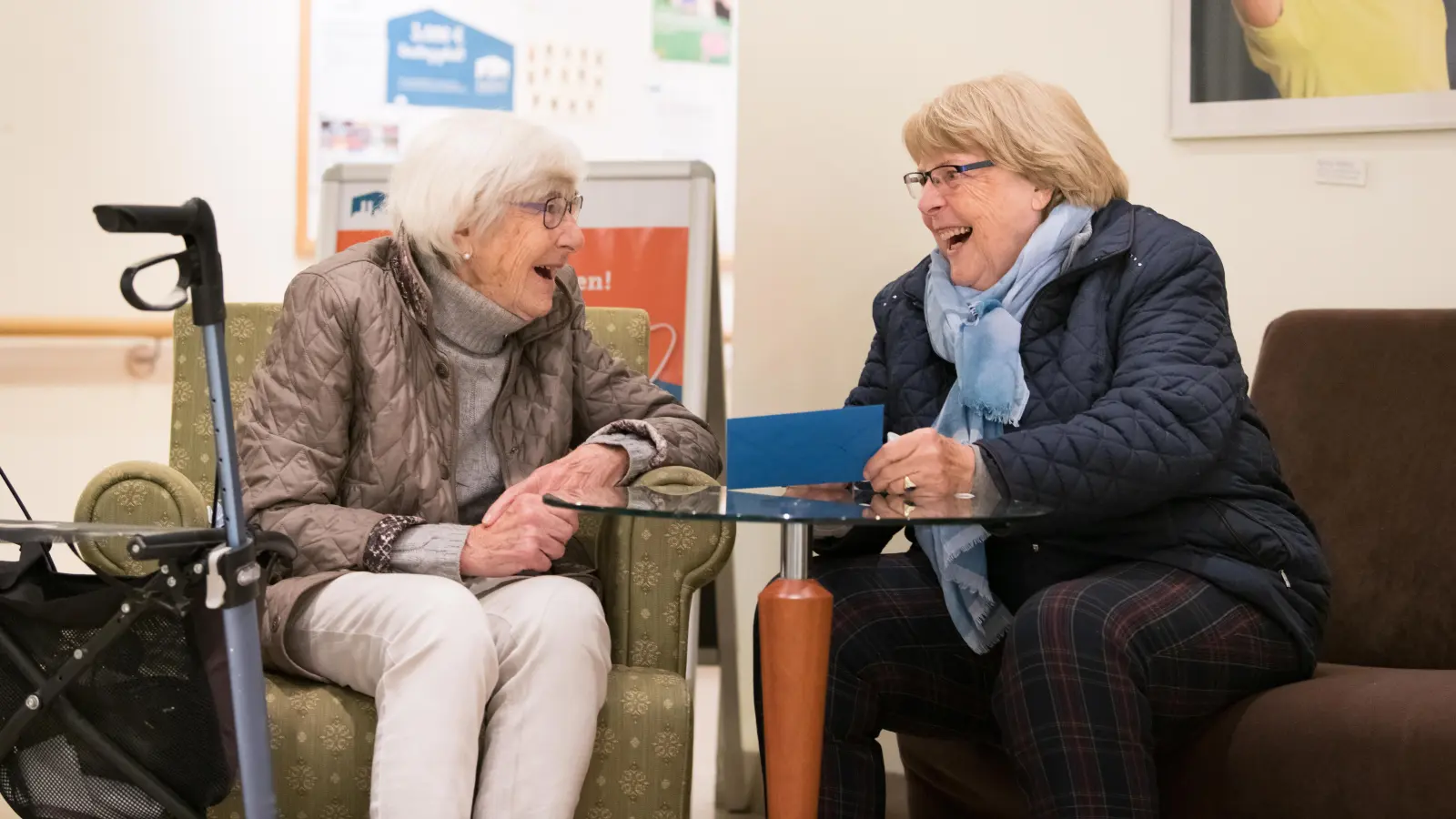 Plaudern, in den Garten gehen, in Erinnerungen schwelgen oder vom Alltagsleben erzählen: Ehrenamtliche und Bewohner finden oft schnell zueinander. (Foto: Münchenstift)