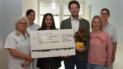 Stationsleitung Marion Bartels, Chefärztin Dr. Helen Budiman, Eleni Pantsiou, Roberto Panciera, Susanne Wergles, die auf der Geburtshilfe-Station arbeitet und eine Nachbarin von Roberto Panciera und Eleni Pantsiou ist, sowie Anja Schütz (von links) bei der Spendenübergabe. (Foto: Kreisklinik Ebersberg)