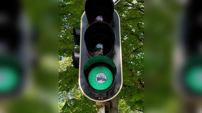 An einer Ampel klebt ein Aufkleber. (Foto: Gemeinde Weßling)