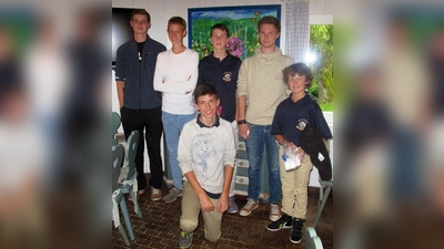 Die erfolgreichen Spieler der Rottbacher Golfjugend (v.l.): Moritz Kenndorf, Dominik Uher, Jan-Lukas Stork, Timo Baumann, Maximilian Burmeister, vorne kniend: Doman Schulz (Foto: pi)