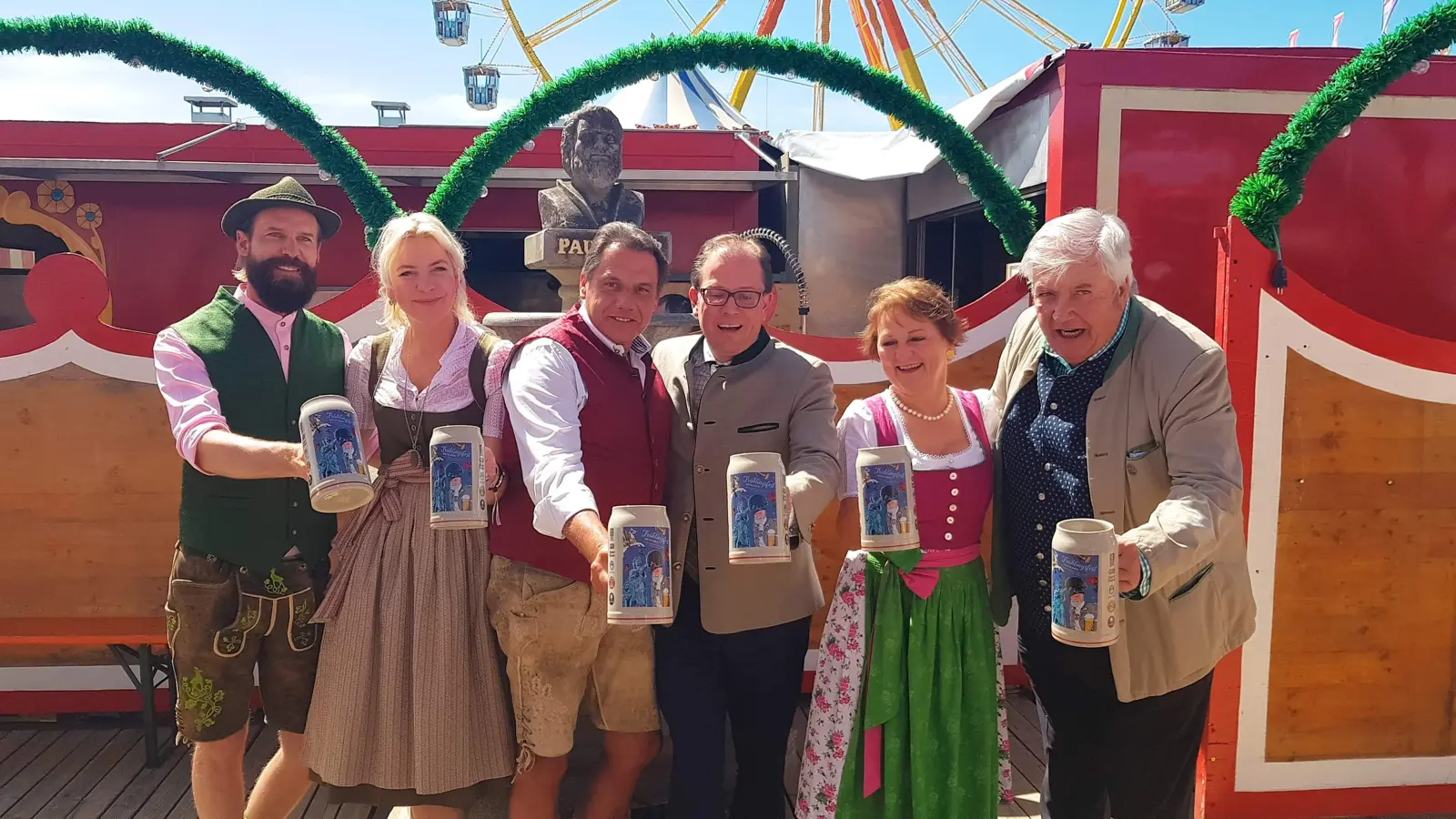 Die Festwirte, hier mit dem zweiten Bürgermeister Manuel Pretzl (3.v. re.) freuen sich auf zwei Wochen Frühling auf der Theresienwiese. (Foto: Robert Bösl)