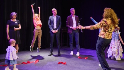 Von links: Xenia Bühler (Leitung Schauburg LAB), Dominik Krause (2. Bürgermeister), Max Wagner (Geschäftsführer der Beisheim Stíftung) und Intendantin Andrea Gronemeyer mit Kindern aus den Schauburg LABs. (Foto: Fabian Frinzel)