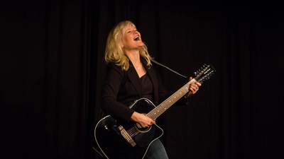 Echt und original: Edeltraud Rey singt und erzählt im Forsthaus Hubertus und in der Sauschütt.  (Foto: Rey)