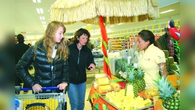 Christa Köstner (Mitte) kam mit ihrer Tochter zur Neueröffnung. „Wir haben den Aldi schon sehr erwartet. Besonders das Frischeangebot hier ist absolut überzeugend“, meinte sie. (Foto: us)