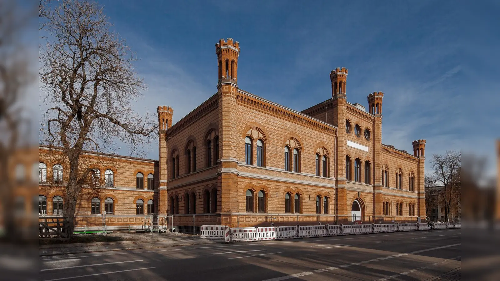 Das historische Zeughaus in der Lothstraße 17 (erbaut 1861-65) ist das neue Domizil der Fakultät für Design der Hochschule München. (Foto: Franz Schmid)