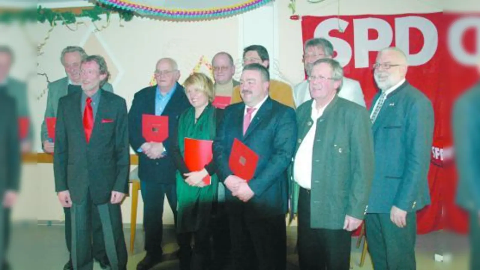Mehrere Karlsfelder SPD-Mitglieder wurden für ihre langjährige Mitgliedschaft geehrt. (Foto: pi)
