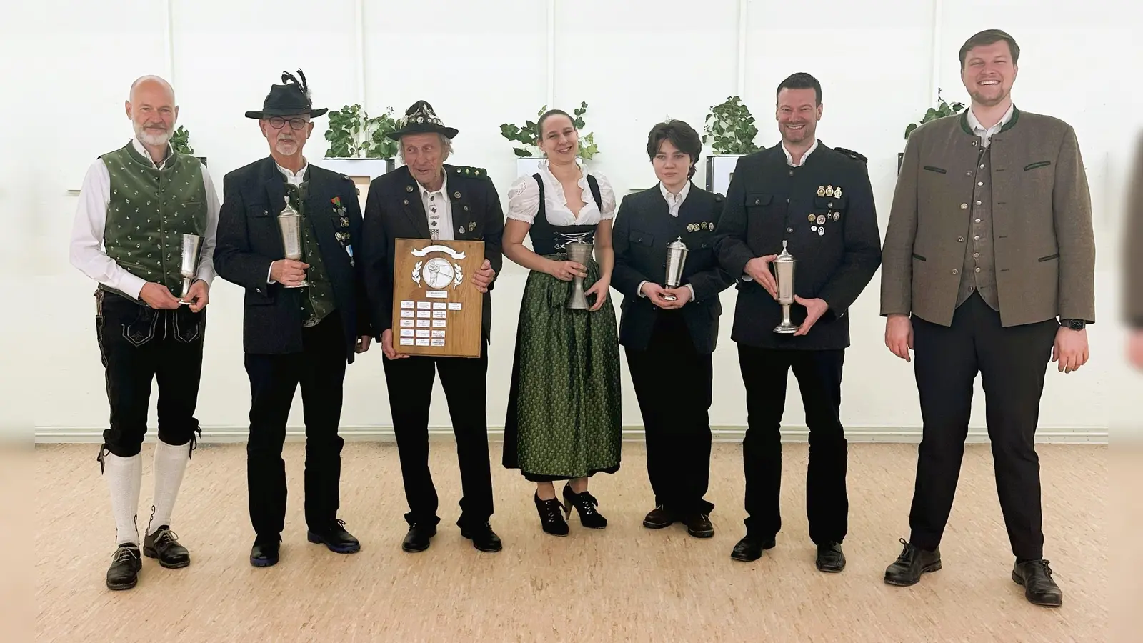 Bei der Pokalübergabe (von links): Ingmar Gercken, Richard Willbold, Josef Schleich, Sarah Holland, Jamie, Zeigermann, Armin Ohr und 1. Bürgermeister Ludwig Horn. (Foto: SG Immergrün Tutzing)
