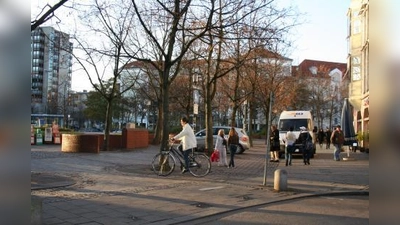 Der breite Gehweg am Heimeranplatz wird immer öfter als Durchfahrt und Parkplatz missbraucht. Das will der BA Schwanthalerhöhe jetzt verhindern. (Foto: tg)