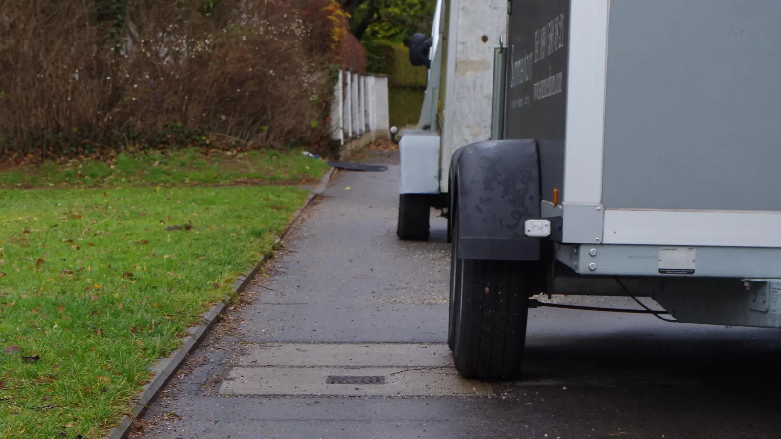 Vielerorts wird das Gehwegparken wie hier in der Joergstraße geduldet. (Foto: Beatrix Köber)