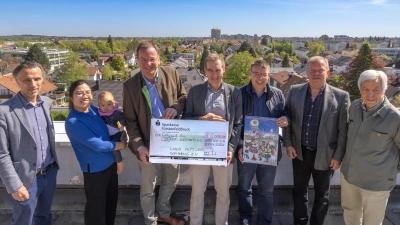Freude bei der Spendenübergabe (v.l.): Martin Rattenberger (Leiter Amt für Jugend, Familie, Senioren, Soziales und Schulen), Thuy Wegmaier (Sozialreferentin) mit ihrem Kind, Andreas Haas (Oberbürgermeister), Michael Sigmund (Präsident Lions Club Germering), Stefan Hetsch (Lions-Beauftragter Adventskalender-Aktion), Michael von Unruh (Lions Hilfswerk) und Fred Burgstaller (Lions Club Gründungsmitglied). (Foto: Walter Weiss)