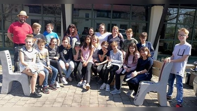 Die Schülerinnen und Schüler haben die selbstgebaute Bank auch schnell wortwörtlich in Besitz genommen.  	 (Foto: VA)