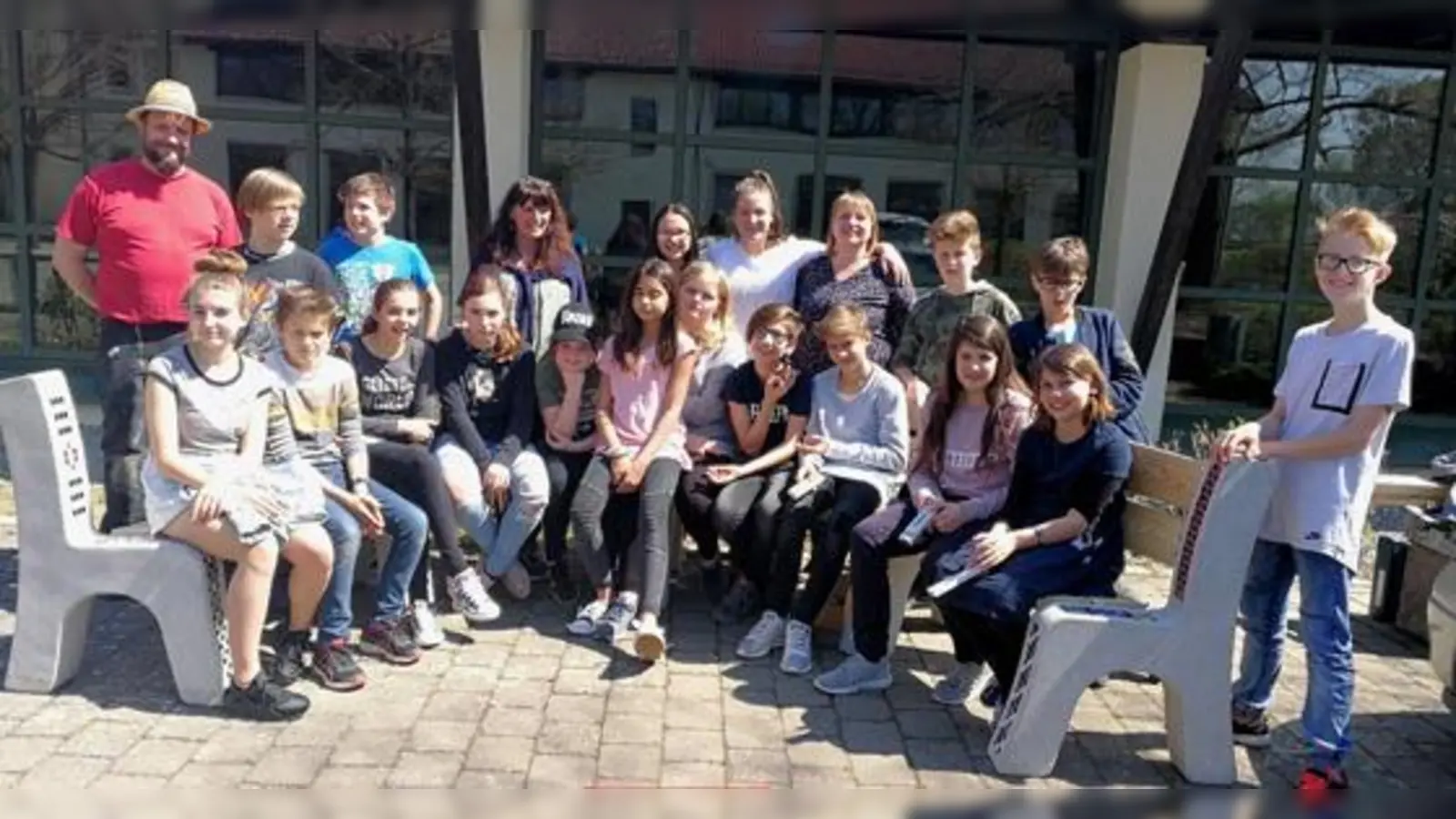 Die Schülerinnen und Schüler haben die selbstgebaute Bank auch schnell wortwörtlich in Besitz genommen.  	 (Foto: VA)